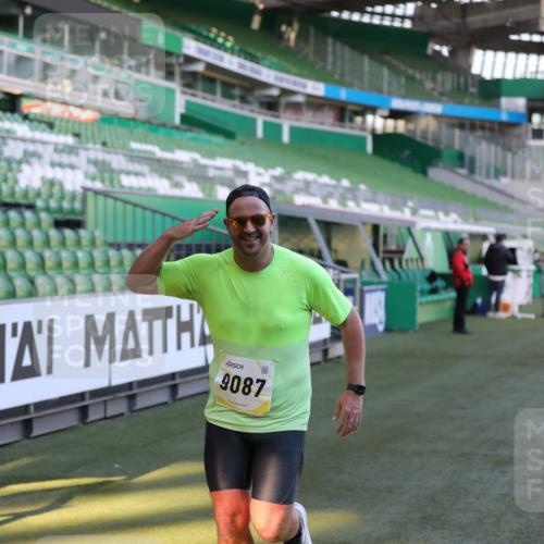 06.10.2024 - 19. swb-Marathon Bremen Yannick Fuchs http://msf.ph/oto/7382341 06.10.2024 10:22:47 Laufen im Stadion 7105, 7157, 7649, 7993, 8275, 8341, 8466, 8511, 9033, 9036, 9087, 9122 meine-sportfotos.de