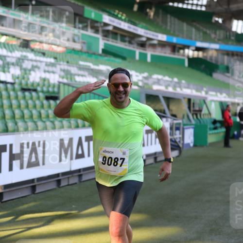 06.10.2024 - 19. swb-Marathon Bremen Yannick Fuchs http://msf.ph/oto/7382349 06.10.2024 10:22:47 Laufen im Stadion 7105, 7157, 7649, 7993, 8275, 8341, 8466, 8511, 9033, 9036, 9087, 9122 meine-sportfotos.de