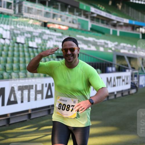 06.10.2024 - 19. swb-Marathon Bremen Yannick Fuchs http://msf.ph/oto/7382376 06.10.2024 10:22:47 Laufen im Stadion 7105, 7157, 7649, 7993, 8275, 8341, 8466, 8511, 9033, 9036, 9087, 9122 meine-sportfotos.de