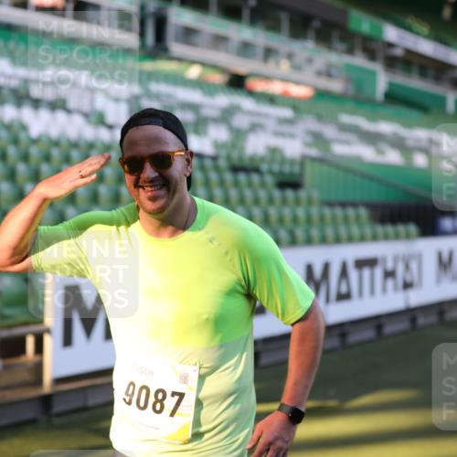 06.10.2024 - 19. swb-Marathon Bremen Yannick Fuchs http://msf.ph/oto/7382397 06.10.2024 10:22:47 Laufen im Stadion 7105, 7157, 7649, 7993, 8275, 8341, 8466, 8511, 9033, 9036, 9087, 9122 meine-sportfotos.de