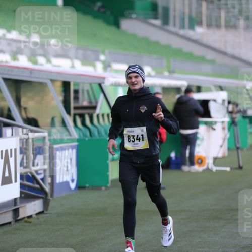 06.10.2024 - 19. swb-Marathon Bremen Yannick Fuchs http://msf.ph/oto/7382416 06.10.2024 10:22:49 Laufen im Stadion 7105, 7157, 7649, 7993, 8275, 8341, 8466, 9033, 9036, 9087, 9122 meine-sportfotos.de