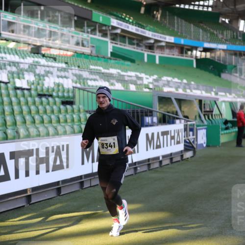 06.10.2024 - 19. swb-Marathon Bremen Yannick Fuchs http://msf.ph/oto/7382519 06.10.2024 10:22:51 Laufen im Stadion 7105, 7157, 7649, 7993, 8275, 8341, 8466, 9033, 9036, 9087, 9122 meine-sportfotos.de