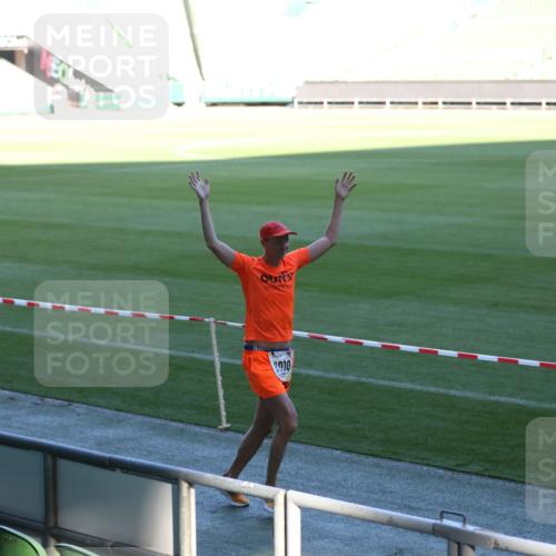 06.10.2024 - 19. swb-Marathon Bremen Yannick Fuchs http://msf.ph/oto/7382642 06.10.2024 10:23:53 Laufen im Stadion 7128, 7523, 7579, 7605, 7738, 7743, 7964, 8000, 8060, 8095, 8180, 8220, 8331, 8383, 8390, 8444, 8446, 8447, 8544, 8571, 8642, 8656, 8726, 8974, 8992, 9026, 9052, 9056 meine-sportfotos.de