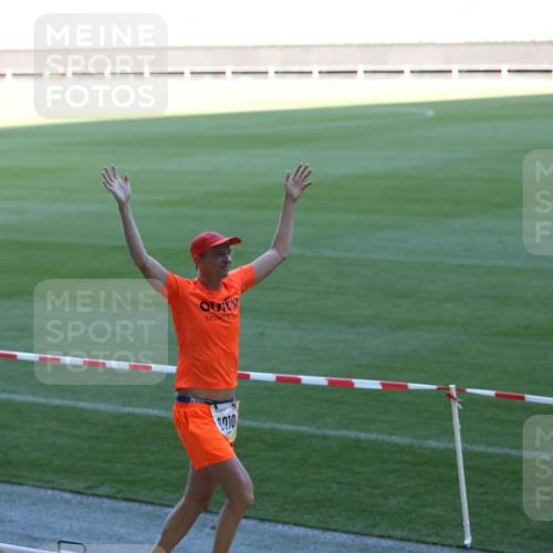 06.10.2024 - 19. swb-Marathon Bremen Yannick Fuchs http://msf.ph/oto/7382696 06.10.2024 10:23:54 Laufen im Stadion 7128, 7523, 7579, 7605, 7738, 7743, 7964, 8000, 8060, 8095, 8180, 8220, 8331, 8383, 8390, 8444, 8446, 8447, 8544, 8571, 8642, 8656, 8726, 8974, 8992, 9026, 9052, 9056 meine-sportfotos.de