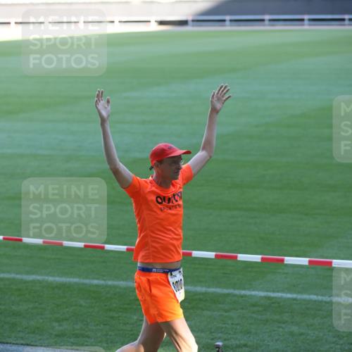 06.10.2024 - 19. swb-Marathon Bremen Yannick Fuchs http://msf.ph/oto/7382712 06.10.2024 10:23:55 Laufen im Stadion 7128, 7283, 7523, 7579, 7605, 7738, 7743, 7964, 8000, 8060, 8095, 8180, 8220, 8331, 8383, 8390, 8444, 8446, 8447, 8544, 8571, 8642, 8656, 8726, 8974, 8992, 9026, 9052 meine-sportfotos.de