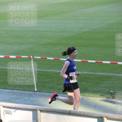 06.10.2024 - 19. swb-Marathon Bremen Yannick Fuchs http://msf.ph/oto/7382811 06.10.2024 10:23:58 Laufen im Stadion 7128, 7196, 7283, 7523, 7579, 7584, 7738, 7743, 7964, 8000, 8060, 8095, 8180, 8220, 8331, 8383, 8390, 8444, 8446, 8544, 8571, 8642, 8656, 8726, 8974, 8992, 9026, 9052, 9082 meine-sportfotos.de