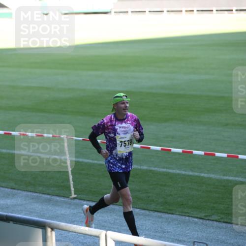 06.10.2024 - 19. swb-Marathon Bremen Yannick Fuchs http://msf.ph/oto/7382831 06.10.2024 10:23:59 Laufen im Stadion 7128, 7196, 7283, 7523, 7579, 7584, 7738, 7743, 7964, 8000, 8060, 8095, 8180, 8220, 8331, 8383, 8390, 8441, 8444, 8446, 8544, 8571, 8642, 8656, 8726, 8974, 8992, 9026, 9052, 9082 meine-sportfotos.de