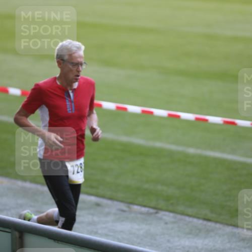 06.10.2024 - 19. swb-Marathon Bremen Yannick Fuchs http://msf.ph/oto/7383091 06.10.2024 10:24:07 Laufen im Stadion 7081, 7128, 7196, 7283, 7523, 7536, 7579, 7584, 7738, 7743, 7964, 8000, 8060, 8095, 8180, 8331, 8383, 8390, 8441, 8444, 8446, 8544, 8571, 8642, 8656, 8831, 8974, 8992, 9026, 9052, 9082 meine-sportfotos.de