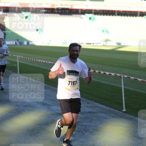 06.10.2024 - 19. swb-Marathon Bremen Yannick Fuchs http://msf.ph/oto/7383214 06.10.2024 10:24:45 Laufen im Stadion 7081, 7197, 7259, 7363, 7536, 7555, 7571, 7648, 7650, 7759, 8094, 8209, 8226, 8310, 8311, 8313, 8329, 8454, 8654, 8785, 8796, 8813, 8831, 8939, 8962, 9019, 9064, 9124 meine-sportfotos.de