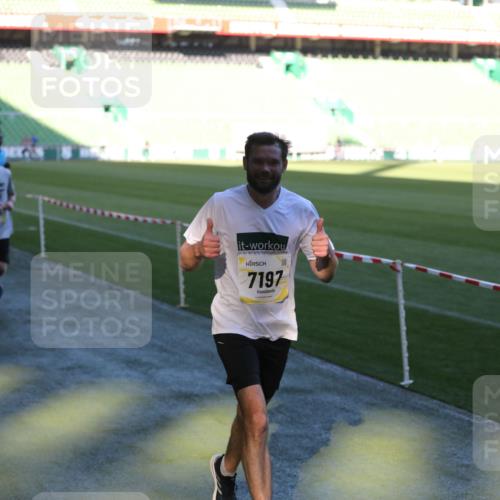 06.10.2024 - 19. swb-Marathon Bremen Yannick Fuchs http://msf.ph/oto/7383227 06.10.2024 10:24:45 Laufen im Stadion 7081, 7197, 7259, 7363, 7536, 7555, 7571, 7648, 7650, 7759, 8094, 8209, 8226, 8310, 8311, 8313, 8329, 8454, 8654, 8785, 8796, 8813, 8831, 8939, 8962, 9019, 9064, 9124 meine-sportfotos.de