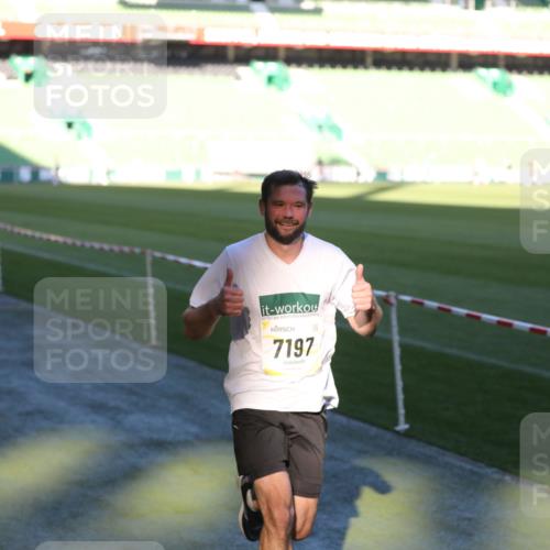 06.10.2024 - 19. swb-Marathon Bremen Yannick Fuchs http://msf.ph/oto/7383245 06.10.2024 10:24:45 Laufen im Stadion 7081, 7197, 7259, 7363, 7536, 7555, 7571, 7648, 7650, 7759, 8094, 8209, 8226, 8310, 8311, 8313, 8329, 8454, 8654, 8785, 8796, 8813, 8831, 8939, 8962, 9019, 9064, 9124 meine-sportfotos.de