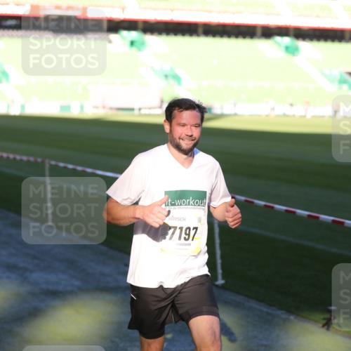 06.10.2024 - 19. swb-Marathon Bremen Yannick Fuchs http://msf.ph/oto/7383273 06.10.2024 10:24:45 Laufen im Stadion 7081, 7197, 7259, 7363, 7536, 7555, 7571, 7648, 7650, 7759, 8094, 8209, 8226, 8310, 8311, 8313, 8329, 8454, 8654, 8785, 8796, 8813, 8831, 8939, 8962, 9019, 9064, 9124 meine-sportfotos.de
