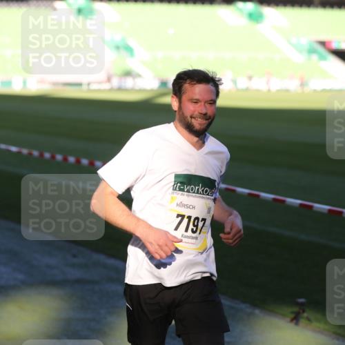 06.10.2024 - 19. swb-Marathon Bremen Yannick Fuchs http://msf.ph/oto/7383293 06.10.2024 10:24:45 Laufen im Stadion 7081, 7197, 7259, 7363, 7536, 7555, 7571, 7648, 7650, 7759, 8094, 8209, 8226, 8310, 8311, 8313, 8329, 8454, 8654, 8785, 8796, 8813, 8831, 8939, 8962, 9019, 9064, 9124 meine-sportfotos.de