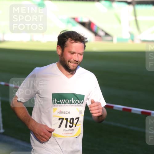 06.10.2024 - 19. swb-Marathon Bremen Yannick Fuchs http://msf.ph/oto/7383310 06.10.2024 10:24:46 Laufen im Stadion 7081, 7197, 7259, 7363, 7536, 7555, 7571, 7648, 7650, 7759, 8094, 8209, 8226, 8310, 8311, 8313, 8329, 8454, 8654, 8785, 8796, 8813, 8831, 8939, 8962, 9019, 9064, 9124 meine-sportfotos.de