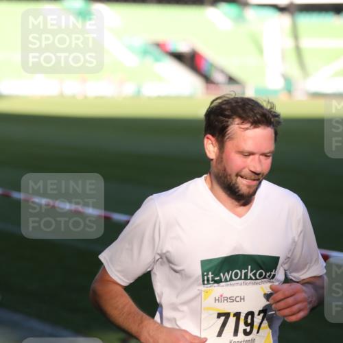 06.10.2024 - 19. swb-Marathon Bremen Yannick Fuchs http://msf.ph/oto/7383313 06.10.2024 10:24:46 Laufen im Stadion 7081, 7197, 7259, 7363, 7536, 7555, 7571, 7648, 7650, 7759, 8094, 8209, 8226, 8310, 8311, 8313, 8329, 8454, 8654, 8785, 8796, 8813, 8831, 8939, 8962, 9019, 9064, 9124 meine-sportfotos.de