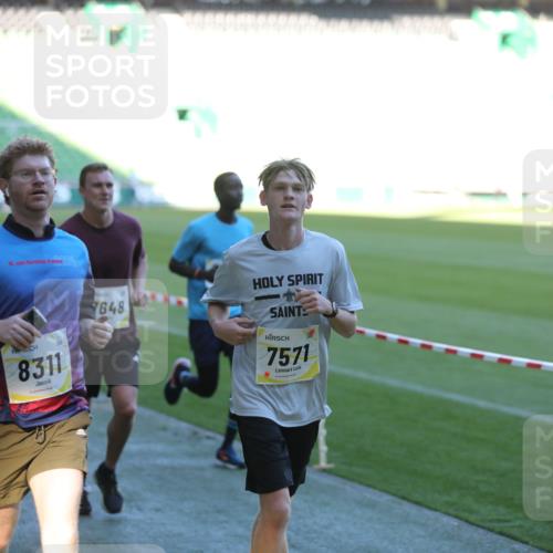 06.10.2024 - 19. swb-Marathon Bremen Yannick Fuchs http://msf.ph/oto/7383321 06.10.2024 10:24:47 Laufen im Stadion 7081, 7197, 7259, 7363, 7536, 7555, 7571, 7648, 7650, 7759, 8094, 8209, 8226, 8310, 8311, 8313, 8329, 8454, 8654, 8785, 8796, 8813, 8831, 8939, 8962, 9019, 9064, 9124 meine-sportfotos.de