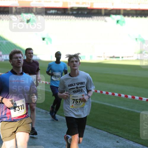 06.10.2024 - 19. swb-Marathon Bremen Yannick Fuchs http://msf.ph/oto/7383331 06.10.2024 10:24:47 Laufen im Stadion 7081, 7197, 7259, 7363, 7536, 7555, 7571, 7648, 7650, 7759, 8094, 8209, 8226, 8310, 8311, 8313, 8329, 8454, 8654, 8785, 8796, 8813, 8831, 8939, 8962, 9019, 9064, 9124 meine-sportfotos.de