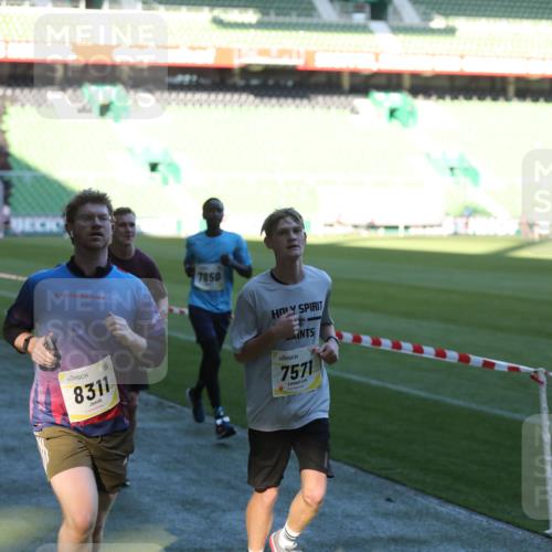 06.10.2024 - 19. swb-Marathon Bremen Yannick Fuchs http://msf.ph/oto/7383351 06.10.2024 10:24:47 Laufen im Stadion 7081, 7197, 7259, 7363, 7536, 7555, 7571, 7648, 7650, 7759, 8094, 8209, 8226, 8310, 8311, 8313, 8329, 8454, 8654, 8785, 8796, 8813, 8831, 8939, 8962, 9019, 9064, 9124 meine-sportfotos.de