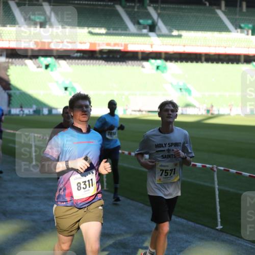 06.10.2024 - 19. swb-Marathon Bremen Yannick Fuchs http://msf.ph/oto/7383390 06.10.2024 10:24:48 Laufen im Stadion 7081, 7197, 7259, 7363, 7536, 7555, 7571, 7648, 7650, 7759, 8094, 8209, 8226, 8310, 8311, 8313, 8329, 8454, 8654, 8785, 8796, 8813, 8831, 8939, 8962, 9019, 9064, 9124 meine-sportfotos.de