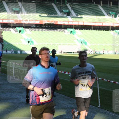 06.10.2024 - 19. swb-Marathon Bremen Yannick Fuchs http://msf.ph/oto/7383396 06.10.2024 10:24:48 Laufen im Stadion 7081, 7197, 7259, 7363, 7536, 7555, 7571, 7648, 7650, 7759, 8094, 8209, 8226, 8310, 8311, 8313, 8329, 8454, 8654, 8785, 8796, 8813, 8831, 8939, 8962, 9019, 9064, 9124 meine-sportfotos.de