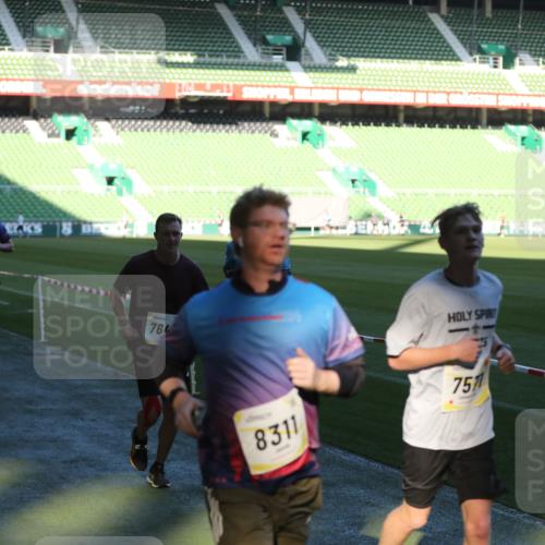 06.10.2024 - 19. swb-Marathon Bremen Yannick Fuchs http://msf.ph/oto/7383408 06.10.2024 10:24:48 Laufen im Stadion 7081, 7197, 7259, 7363, 7536, 7555, 7571, 7648, 7650, 7759, 8094, 8209, 8226, 8310, 8311, 8313, 8329, 8454, 8654, 8785, 8796, 8813, 8831, 8939, 8962, 9019, 9064, 9124 meine-sportfotos.de