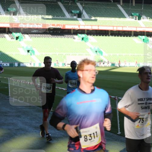 06.10.2024 - 19. swb-Marathon Bremen Yannick Fuchs http://msf.ph/oto/7383424 06.10.2024 10:24:48 Laufen im Stadion 7081, 7197, 7259, 7363, 7536, 7555, 7571, 7648, 7650, 7759, 8094, 8209, 8226, 8310, 8311, 8313, 8329, 8454, 8654, 8785, 8796, 8813, 8831, 8939, 8962, 9019, 9064, 9124 meine-sportfotos.de
