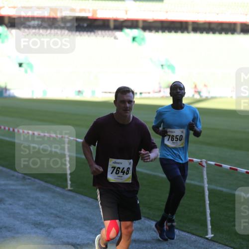 06.10.2024 - 19. swb-Marathon Bremen Yannick Fuchs http://msf.ph/oto/7383442 06.10.2024 10:24:49 Laufen im Stadion 7081, 7197, 7259, 7363, 7536, 7555, 7571, 7648, 7650, 7759, 8094, 8209, 8226, 8310, 8311, 8313, 8329, 8445, 8454, 8654, 8785, 8796, 8813, 8831, 8939, 8962, 9019, 9064, 9124 meine-sportfotos.de