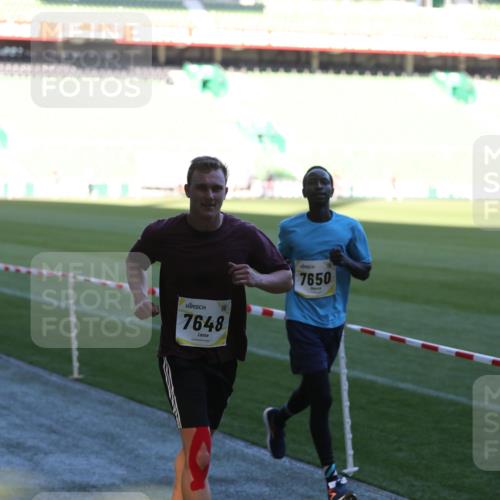06.10.2024 - 19. swb-Marathon Bremen Yannick Fuchs http://msf.ph/oto/7383456 06.10.2024 10:24:49 Laufen im Stadion 7081, 7197, 7259, 7363, 7536, 7555, 7571, 7648, 7650, 7759, 8094, 8209, 8226, 8310, 8311, 8313, 8329, 8445, 8454, 8654, 8785, 8796, 8813, 8831, 8939, 8962, 9019, 9064, 9124 meine-sportfotos.de