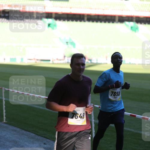 06.10.2024 - 19. swb-Marathon Bremen Yannick Fuchs http://msf.ph/oto/7383475 06.10.2024 10:24:49 Laufen im Stadion 7081, 7197, 7259, 7363, 7536, 7555, 7571, 7648, 7650, 7759, 8094, 8209, 8226, 8310, 8311, 8313, 8329, 8445, 8454, 8654, 8785, 8796, 8813, 8831, 8939, 8962, 9019, 9064, 9124 meine-sportfotos.de