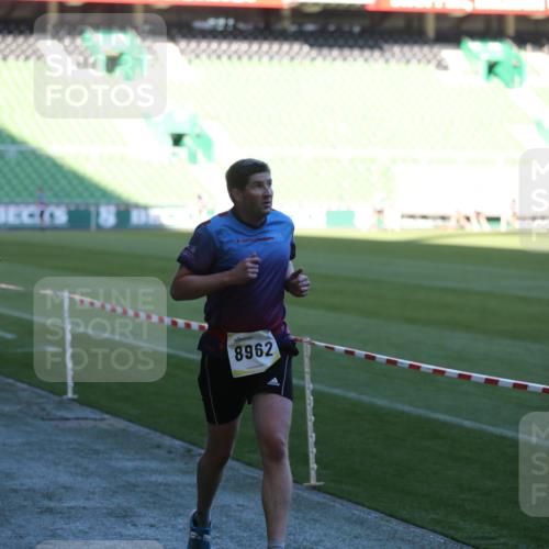 06.10.2024 - 19. swb-Marathon Bremen Yannick Fuchs http://msf.ph/oto/7383498 06.10.2024 10:24:50 Laufen im Stadion 7197, 7259, 7363, 7536, 7555, 7571, 7648, 7650, 7759, 8094, 8209, 8226, 8310, 8311, 8313, 8329, 8445, 8454, 8517, 8654, 8785, 8796, 8813, 8939, 8962, 9019, 9064, 9124 meine-sportfotos.de