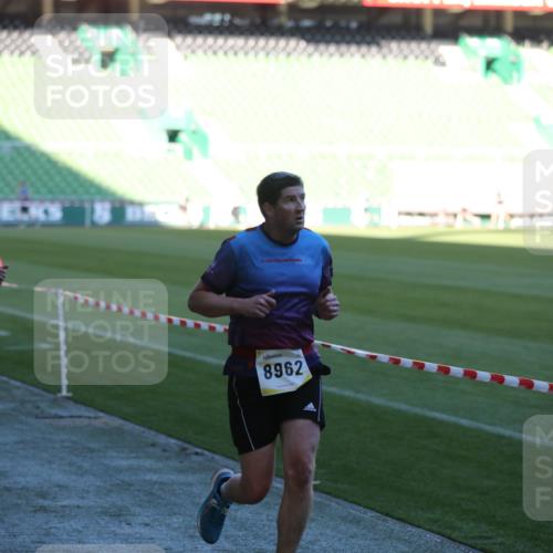 06.10.2024 - 19. swb-Marathon Bremen Yannick Fuchs http://msf.ph/oto/7383507 06.10.2024 10:24:50 Laufen im Stadion 7197, 7259, 7363, 7536, 7555, 7571, 7648, 7650, 7759, 8094, 8209, 8226, 8310, 8311, 8313, 8329, 8445, 8454, 8517, 8654, 8785, 8796, 8813, 8939, 8962, 9019, 9064, 9124 meine-sportfotos.de