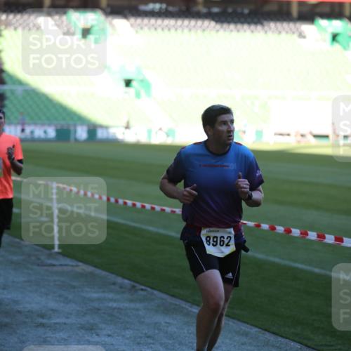 06.10.2024 - 19. swb-Marathon Bremen Yannick Fuchs http://msf.ph/oto/7383519 06.10.2024 10:24:50 Laufen im Stadion 7197, 7259, 7363, 7536, 7555, 7571, 7648, 7650, 7759, 8094, 8209, 8226, 8310, 8311, 8313, 8329, 8445, 8454, 8517, 8654, 8785, 8796, 8813, 8939, 8962, 9019, 9064, 9124 meine-sportfotos.de