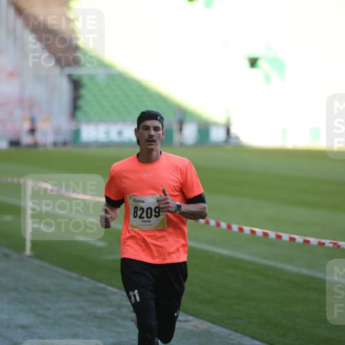 06.10.2024 - 19. swb-Marathon Bremen Yannick Fuchs http://msf.ph/oto/7383532 06.10.2024 10:24:51 Laufen im Stadion 7197, 7259, 7363, 7536, 7555, 7571, 7648, 7650, 7759, 8094, 8209, 8226, 8310, 8311, 8313, 8329, 8445, 8454, 8517, 8654, 8785, 8796, 8813, 8939, 8962, 9019, 9064, 9124 meine-sportfotos.de