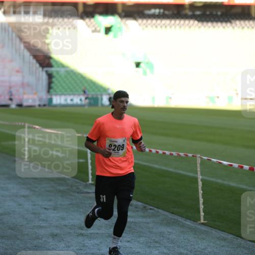 06.10.2024 - 19. swb-Marathon Bremen Yannick Fuchs http://msf.ph/oto/7383565 06.10.2024 10:24:52 Laufen im Stadion 7197, 7259, 7363, 7536, 7555, 7571, 7648, 7650, 7759, 8094, 8209, 8226, 8310, 8311, 8313, 8329, 8445, 8454, 8517, 8654, 8785, 8796, 8813, 8939, 8962, 9019, 9064, 9124 meine-sportfotos.de