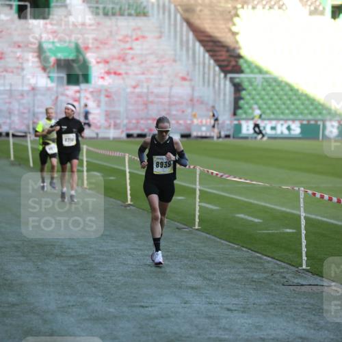 06.10.2024 - 19. swb-Marathon Bremen Yannick Fuchs http://msf.ph/oto/7383609 06.10.2024 10:24:53 Laufen im Stadion 7197, 7259, 7363, 7555, 7571, 7648, 7650, 7759, 8094, 8209, 8226, 8310, 8311, 8313, 8329, 8445, 8454, 8517, 8654, 8785, 8796, 8813, 8939, 8962, 9019, 9064, 9124 meine-sportfotos.de
