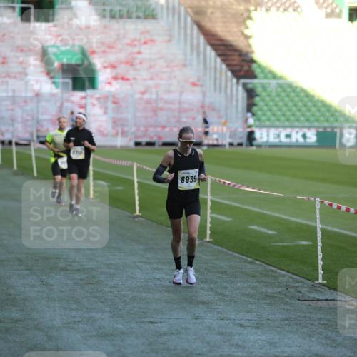 06.10.2024 - 19. swb-Marathon Bremen Yannick Fuchs http://msf.ph/oto/7383632 06.10.2024 10:24:53 Laufen im Stadion 7197, 7259, 7363, 7555, 7571, 7648, 7650, 7759, 8094, 8209, 8226, 8310, 8311, 8313, 8329, 8445, 8454, 8517, 8654, 8785, 8796, 8813, 8939, 8962, 9019, 9064, 9124 meine-sportfotos.de