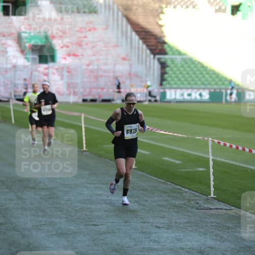 06.10.2024 - 19. swb-Marathon Bremen Yannick Fuchs http://msf.ph/oto/7383649 06.10.2024 10:24:53 Laufen im Stadion 7197, 7259, 7363, 7555, 7571, 7648, 7650, 7759, 8094, 8209, 8226, 8310, 8311, 8313, 8329, 8445, 8454, 8517, 8654, 8785, 8796, 8813, 8939, 8962, 9019, 9064, 9124 meine-sportfotos.de