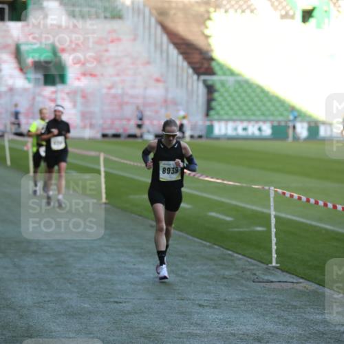 06.10.2024 - 19. swb-Marathon Bremen Yannick Fuchs http://msf.ph/oto/7383661 06.10.2024 10:24:54 Laufen im Stadion 7197, 7259, 7363, 7555, 7571, 7648, 7650, 7759, 8094, 8209, 8226, 8310, 8311, 8313, 8329, 8445, 8454, 8517, 8654, 8785, 8796, 8813, 8939, 8962, 9019, 9064, 9124 meine-sportfotos.de