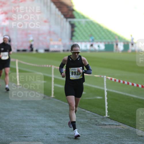 06.10.2024 - 19. swb-Marathon Bremen Yannick Fuchs http://msf.ph/oto/7383698 06.10.2024 10:24:54 Laufen im Stadion 7197, 7259, 7363, 7555, 7571, 7648, 7650, 7759, 8094, 8209, 8226, 8310, 8311, 8313, 8329, 8445, 8454, 8517, 8654, 8785, 8796, 8813, 8939, 8962, 9019, 9064, 9124 meine-sportfotos.de