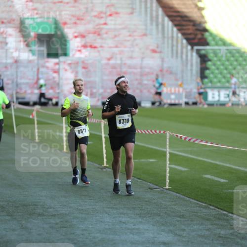 06.10.2024 - 19. swb-Marathon Bremen Yannick Fuchs http://msf.ph/oto/7383760 06.10.2024 10:24:56 Laufen im Stadion 7197, 7259, 7363, 7555, 7571, 7648, 7650, 7756, 7759, 8209, 8226, 8310, 8311, 8313, 8329, 8445, 8454, 8517, 8654, 8785, 8796, 8813, 8939, 8962, 9019, 9064, 9124 meine-sportfotos.de