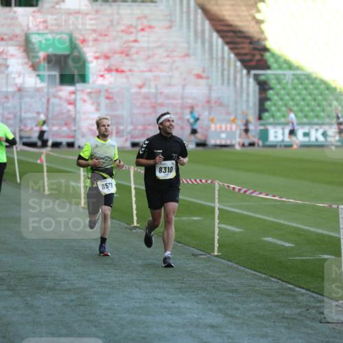 06.10.2024 - 19. swb-Marathon Bremen Yannick Fuchs http://msf.ph/oto/7383770 06.10.2024 10:24:56 Laufen im Stadion 7197, 7259, 7363, 7555, 7571, 7648, 7650, 7756, 7759, 8209, 8226, 8310, 8311, 8313, 8329, 8445, 8454, 8517, 8654, 8785, 8796, 8813, 8939, 8962, 9019, 9064, 9124 meine-sportfotos.de