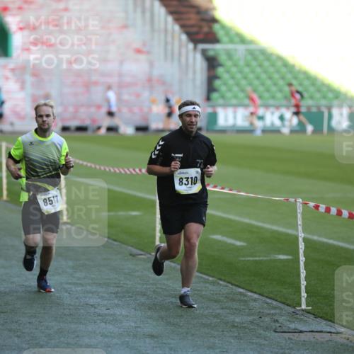 06.10.2024 - 19. swb-Marathon Bremen Yannick Fuchs http://msf.ph/oto/7383820 06.10.2024 10:24:57 Laufen im Stadion 7197, 7259, 7363, 7555, 7571, 7648, 7650, 7756, 7759, 8209, 8226, 8310, 8311, 8313, 8329, 8445, 8454, 8517, 8654, 8785, 8796, 8813, 8939, 8962, 9064, 9124 meine-sportfotos.de