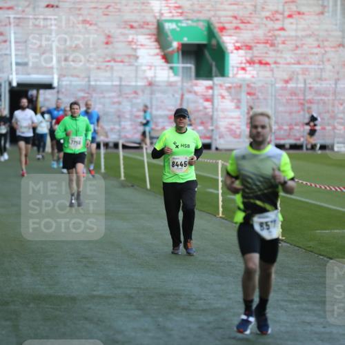 06.10.2024 - 19. swb-Marathon Bremen Yannick Fuchs http://msf.ph/oto/7383848 06.10.2024 10:24:58 Laufen im Stadion 7197, 7259, 7363, 7555, 7571, 7648, 7650, 7756, 8209, 8226, 8310, 8311, 8313, 8329, 8445, 8454, 8517, 8654, 8785, 8796, 8813, 8939, 8962, 9064, 9124 meine-sportfotos.de
