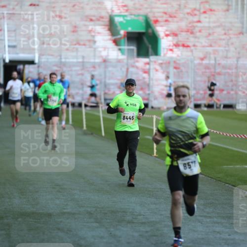 06.10.2024 - 19. swb-Marathon Bremen Yannick Fuchs http://msf.ph/oto/7383852 06.10.2024 10:24:58 Laufen im Stadion 7197, 7259, 7363, 7555, 7571, 7648, 7650, 7756, 8209, 8226, 8310, 8311, 8313, 8329, 8445, 8454, 8517, 8654, 8785, 8796, 8813, 8939, 8962, 9064, 9124 meine-sportfotos.de