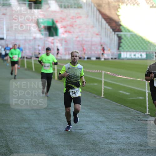 06.10.2024 - 19. swb-Marathon Bremen Yannick Fuchs http://msf.ph/oto/7383878 06.10.2024 10:24:59 Laufen im Stadion 7197, 7259, 7363, 7555, 7571, 7648, 7650, 7756, 8209, 8226, 8310, 8311, 8313, 8329, 8445, 8454, 8517, 8654, 8785, 8796, 8939, 8962, 9064, 9124 meine-sportfotos.de