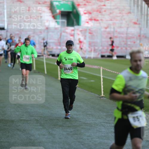 06.10.2024 - 19. swb-Marathon Bremen Yannick Fuchs http://msf.ph/oto/7383907 06.10.2024 10:25:00 Laufen im Stadion 7197, 7259, 7363, 7555, 7571, 7648, 7650, 7756, 8209, 8226, 8310, 8311, 8313, 8329, 8445, 8454, 8517, 8654, 8785, 8796, 8939, 8962, 9064, 9124 meine-sportfotos.de