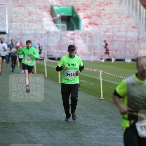 06.10.2024 - 19. swb-Marathon Bremen Yannick Fuchs http://msf.ph/oto/7383914 06.10.2024 10:25:00 Laufen im Stadion 7197, 7259, 7363, 7555, 7571, 7648, 7650, 7756, 8209, 8226, 8310, 8311, 8313, 8329, 8445, 8454, 8517, 8654, 8785, 8796, 8939, 8962, 9064, 9124 meine-sportfotos.de
