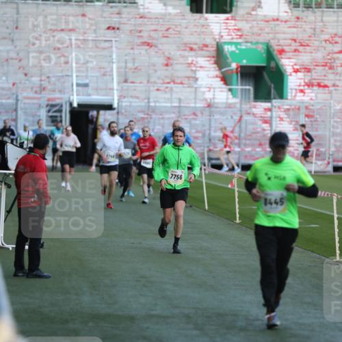 06.10.2024 - 19. swb-Marathon Bremen Yannick Fuchs http://msf.ph/oto/7383926 06.10.2024 10:25:01 Laufen im Stadion 7197, 7259, 7363, 7571, 7648, 7650, 7756, 8209, 8226, 8310, 8311, 8313, 8329, 8445, 8454, 8517, 8654, 8680, 8785, 8796, 8939, 8962, 9064, 9124 meine-sportfotos.de