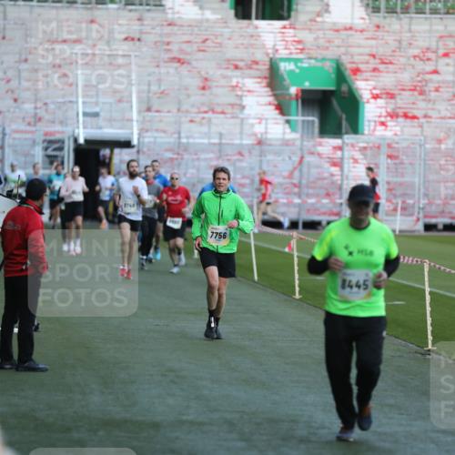 06.10.2024 - 19. swb-Marathon Bremen Yannick Fuchs http://msf.ph/oto/7383933 06.10.2024 10:25:01 Laufen im Stadion 7197, 7259, 7363, 7571, 7648, 7650, 7756, 8209, 8226, 8310, 8311, 8313, 8329, 8445, 8454, 8517, 8654, 8680, 8785, 8796, 8939, 8962, 9064, 9124 meine-sportfotos.de