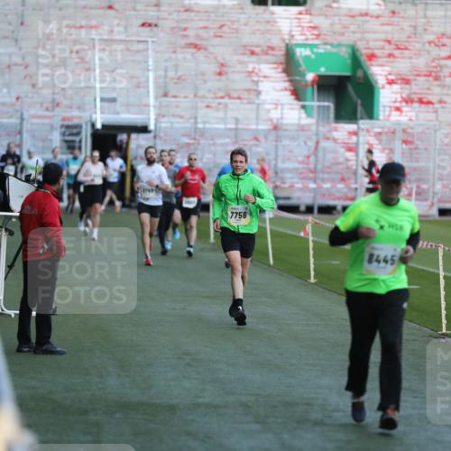 06.10.2024 - 19. swb-Marathon Bremen Yannick Fuchs http://msf.ph/oto/7383942 06.10.2024 10:25:01 Laufen im Stadion 7197, 7259, 7363, 7571, 7648, 7650, 7756, 8209, 8226, 8310, 8311, 8313, 8329, 8445, 8454, 8517, 8654, 8680, 8785, 8796, 8939, 8962, 9064, 9124 meine-sportfotos.de